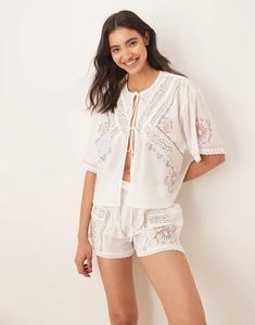 Комплект из рубашки с короткими рукавами и шорт ASOS DESIGN с завязкой спереди и вышивкой цвета слоновой кости