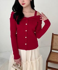 Трикотажное платье с открытыми плечами, украшенное лентой с пуговицами.