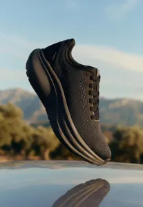 835 11140780 кроссовки для бега по шоссе Oysho, Black