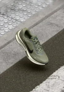 Кроссовки для бега по шоссе от компании journey run Nike Performance, Silver-Coloured Sage/Black/Black Spruce/Phantom