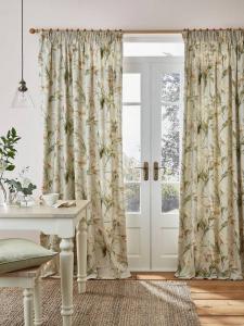 Парные утепленные занавески Gosford с карандашной складкой Laura Ashley, Sage
