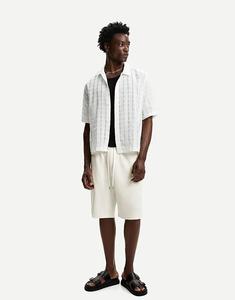 Текстурированные шорты-бермуды Bershka белого цвета