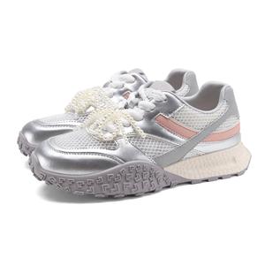 Устойчивые к истиранию низкие повседневные туфли для женщин FOXER, Silver