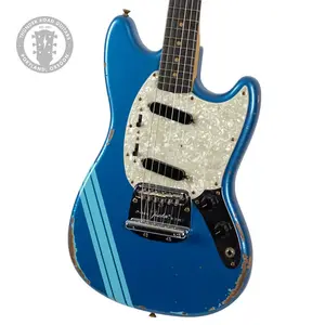 Новая гитара Fender Custom Shop '60s Competition Mustang с эффектом тяжелого старения, цвет Aged Lake Placid Blue с гоночными полосами Daphne Blue, № R130335