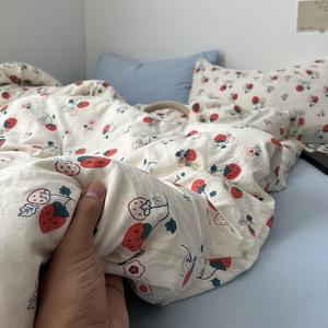 Muji Комплект хлопкового постельного белья из 4 предметов (простыня на резинке 150 см, пододеяльник 200х230 см), цвет Strawberry Story, категория A