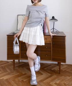 Вязаный топ с короткими рукавами и завязками по бокам