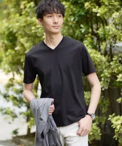 Шелковисто-гладкий топ с V-образным вырезом Avv, цвет Black