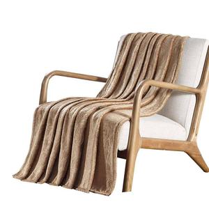 Всесезонное одеяло Dama Scroll с тисненым узором, ультрамягкое и уютное плед размером 50 x 60 дюймов. Plazatex, цвет Taupe