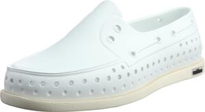 Кроссовки Native Shoes Howard Sugarlite для мужчин и женщин - с вырезами и круглым носком, стиль слип-он, белый