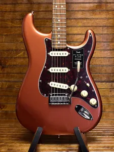 Fender Player Plus Stratocaster в цвете Aged Candy Apple Red