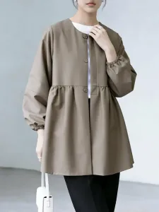 Рукава 3/4, баска, круглый вырез горловины.