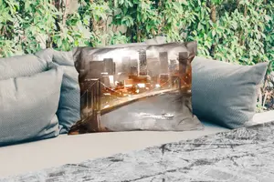 Подушка для улицы - Живопись - Масло - Горизонт - Город - Вода - 60x40 см - Устойчива к атмосферным воздействиям - Подушка для отдыха - Декоративная подушка - Подушка для дома MuchoWow