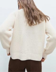 Вязаный кардиган Stradivarius с вышивкой на пуговицах в цвете ванили