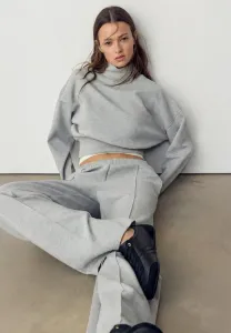 Эффект при ношении кроссовок с тонкой подошвой. Stradivarius, Black