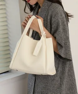 мини-сумочка из мягкой кожи с миниатюрным плечевым ремнем.