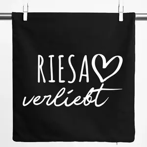 Наволочка Huuraa Riesa, подарочная "In Love", 40x40 см, черная, хлопок, подарок Riesa Hellweg Druckerei