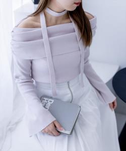 Вязаный топ с открытыми плечами и блестками, дополненный чокером <<Новинка>>