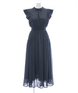 Платье без рукавов с присборенной талией и лентой на спине.