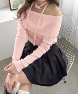 Вязаный топ с открытыми плечами и розовым мотивом.