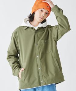 Ветрозащитная, водоотталкивающая рубашка-куртка с затягивающимся шнурком по низу.