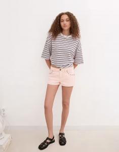 Джинсовые шорты Bershka с заклепками розового цвета