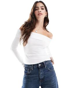 Топ с открытыми плечами белого цвета Stradivarius