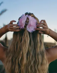 Розовая и оранжевая заколка для волос с цветком из ткани South Beach x Liv Silverman