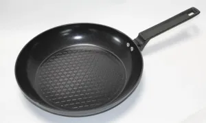 Сковорода диаметром 28 см с антипригарным покрытием, подходящая для всех типов плит, изготовлена на 98% из переработанного алюминия. Action NL