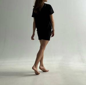 Женская футболка в черном цвете A Basic Brand