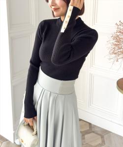 Вязаный топ в рубчик с контрастными пуговицами на рукавах