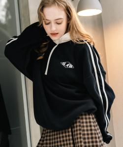 Добавлены новые цвета: флисовая толстовка KANGOL Special Collaboration с застежкой-молнией до середины груди и вышитым логотипом по бокам.