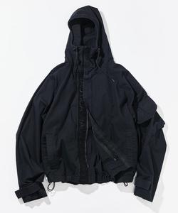 Широкая куртка-бомбер из ткани рипстоп с камуфляжным принтом и крупным силуэтом, выполненная в стиле милитари.