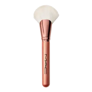 Кисть для макияжа веерная для бронзера 143S MAC