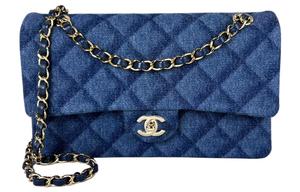CHANEL Классический клатч из денима с логотипом CF