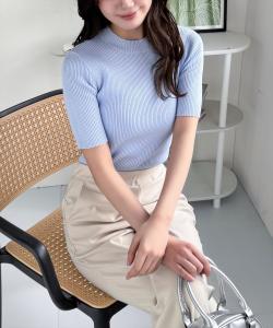 Вязаный топ с короткими рукавами и высоким воротником