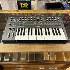 Мессенджер 32-клавишный монофонический синтезатор 2025 - настоящее время - черный Moog