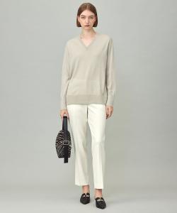 Стираемый, компактный трикотаж из тонкой шерсти с V-образным вырезом.