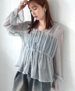 Великолепная блузка с присборенной передней частью и лентой