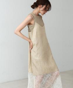 Платье-комбинация из мятого атласа, тюля и кружева.