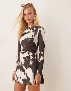 Мини-платье ASOS DESIGN с длинными рукавами, расклешенным кроем и принтом коровы