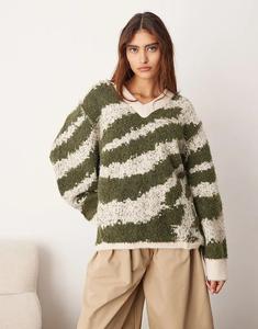 Джемпер свободного кроя ARRANGE с V-образным вырезом и закругленным подолом зеленого и кремового цвета с тигровым принтом