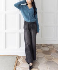 Короткий кардиган с пуговицами и перьями.