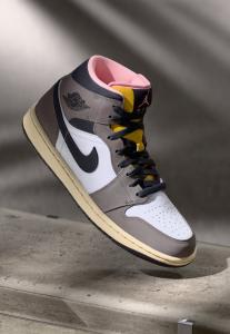 Кроссовки Jordan AIR JORDAN 1 MID SE, White/Oil Grey/Cave Stone/Dark Sulfur-Arctic Punch/Muslin/Grey