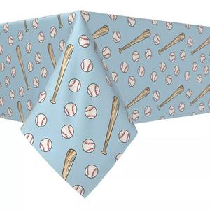 Квадратная скатерть, 100% полиэстер, 60x60 дюймов, бейсбольные мячи и биты.