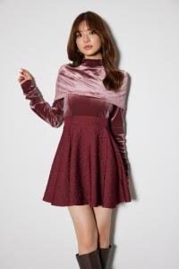 Мини-платье из велюра с расклешенной юбкой, распашное на две части Rienda, цвет Red