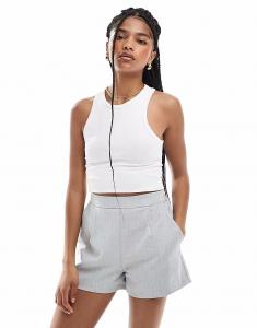 Шорты в тонкую светло-серую полоску с комментариями Narrated