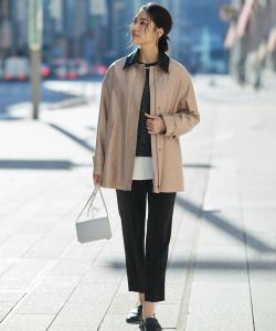 Легкое пальто из молескина с воротником-стойкой, съемным воротником в тон и стеганой подкладкой.