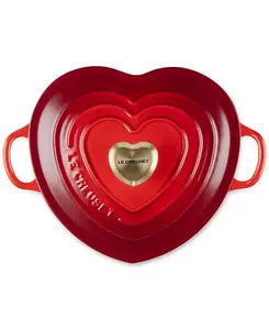 Чугунное традиционное блюдо-сердце объёмом 1,25 кварты Le Creuset, cerise