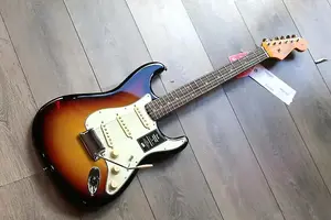 FENDER American Vintage II 1961 Stratocaster, солнечно-миндальный цвет, накладка из цельного палисандра, жесткий футляр, 3,8 кг
