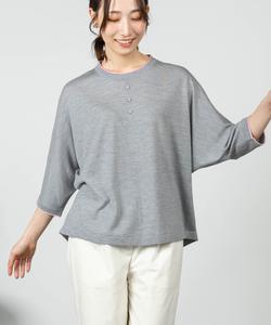 Вязаный свитер с рукавами 3/4 и клиновидной головкой из 100% шерсти.